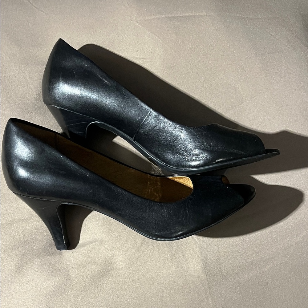 Clarks Classic Black Heels 7 leather office or dressy quality comfort